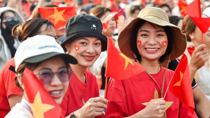 Người dân hòa cùng những giai điệu về Tổ quốc trong Lễ kỷ niệm 50 năm Ngày Giải phóng miền nam, thống nhất đất nước
