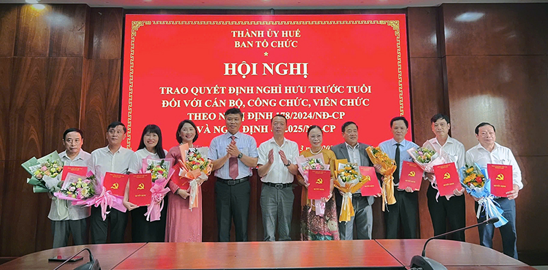 Trao Quyết định nghỉ hưu đối với cán bộ, công chức theo Nghị định 178/2025/NĐ-CP của Chính phủ