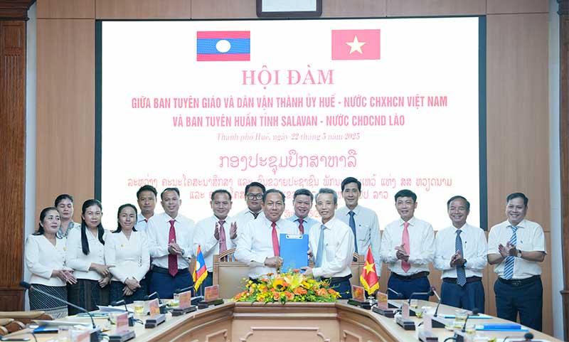 Hội đàm giữa Ban Tuyên giáo và Dân vận Thành ủy Huế với Ban Tuyên huấn tỉnh Salavan, nước CHDCND Lào