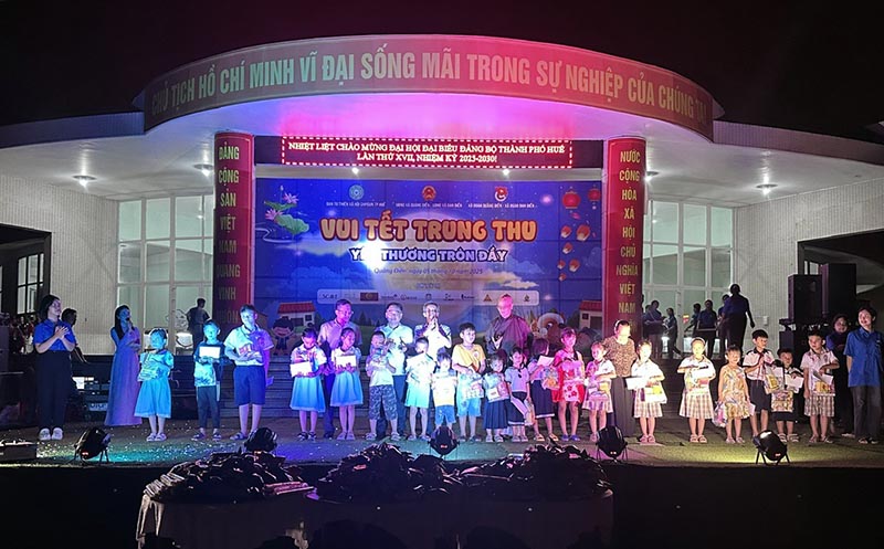 Trưởng Ban Tuyên giáo và Dân vận Thành uỷ dự chương trình Tết trung thu “Yêu thương tròn đầy” và trao 1.100 suất quà, học bổng cho các em thiếu nhi 2 xã Quảng Điền, Đan Điền