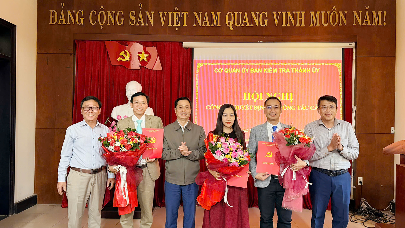 Cơ quan Ủy ban Kiểm tra Thành ủy hội nghị công bố quyết định về công tác cán bộ.