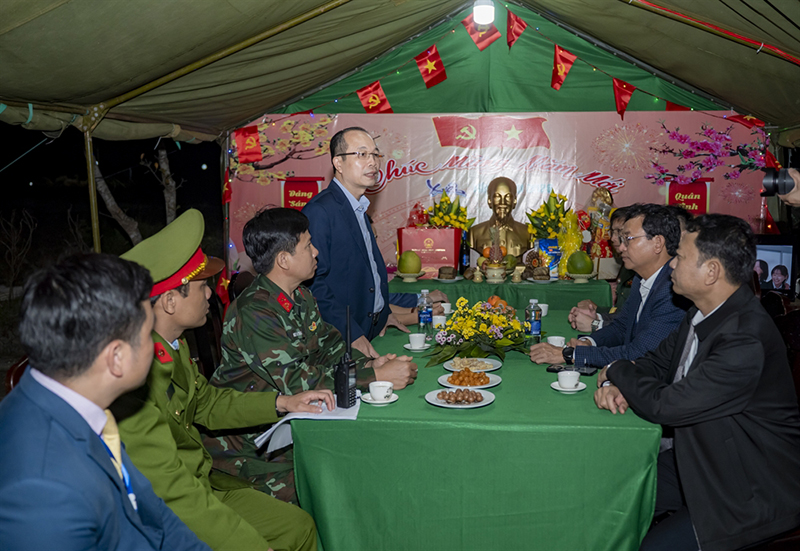 Phó Chủ tịch UBND thành phố Phan Quý Phương kiểm tra chuẩn bị bắn pháo hoa, chúc Tết lực lượng trực tại Chân Mây - Lăng Cô