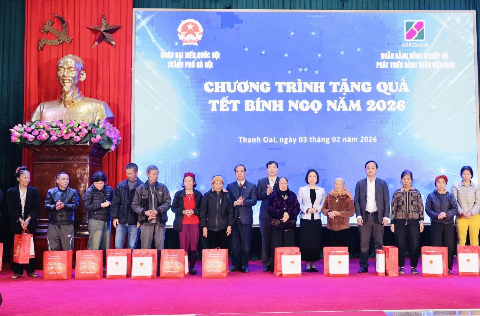 Bộ trưởng Nguyễn Kim Sơn tặng quà Tết các gia đình khó khăn tại xã Thanh Oai