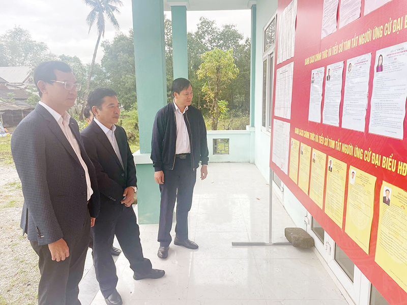 Trưởng Ban Nội Chính Thành ủy kiểm tra công tác chuẩn bị bầu cử tại các tổ bầu cử thuộc Ban bầu cử số 12