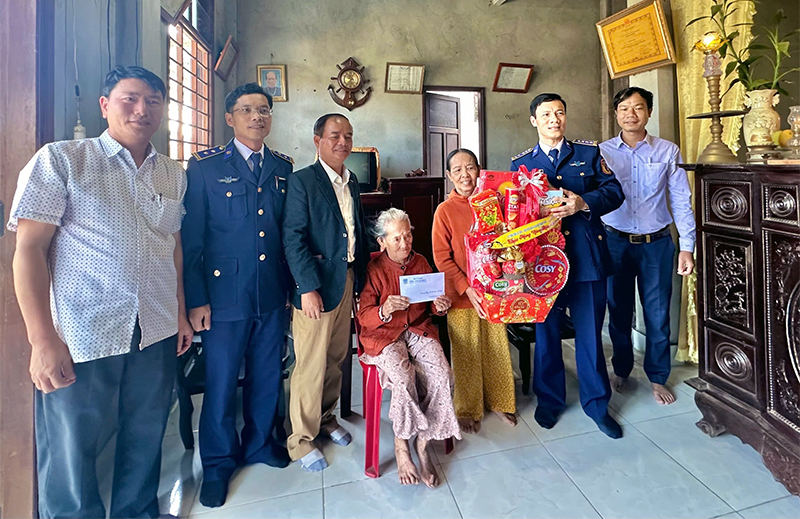 Ban Tuyên giáo và Dân vận Thành ủy phối hợp với Bộ Tư lệnh Vùng Cảnh sát biển 2 thăm, động viên gia đình Mẹ Việt Nam anh hùng trên địa bàn thành phố.