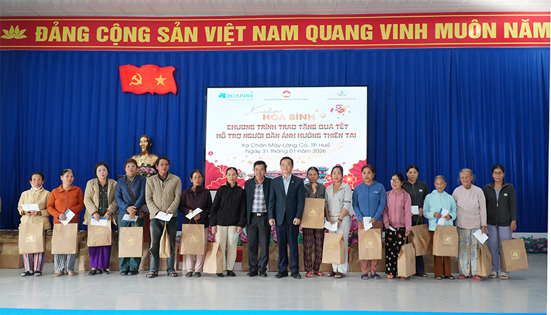 Trưởng ban Nội chính Thành uỷ dự Chương trình trao tặng quà Tết “Xuân Hòa Bình” chung tay vì cộng đồng tại xã Chân Mây - Lăng Cô