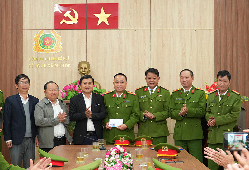 Phú Lộc khen thưởng đột xuất Công an xã vì thành tích xuất sắc trong điều tra, bắt giữ đối tượng trộm cắp tài sản