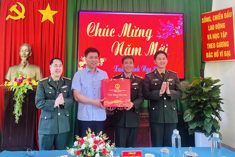 Trưởng Ban Tổ chức Thành ủy thăm và tặng quà Đồn Biên phòng Vinh Xuân 2 và Hải đội 2 Biên phòng nhân dịp Tết Nguyên đán Bính Ngọ năm 2026