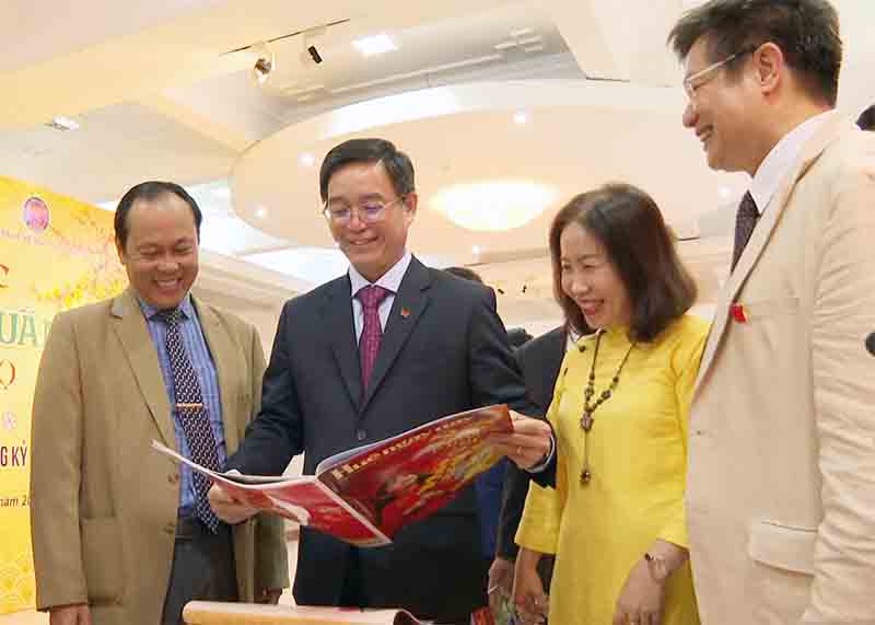 Đọc sách báo ngày xuân - nét đẹp cần gìn giữ