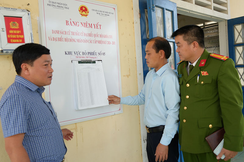 Lãnh đạo phường Phong Thái kiểm tra công tác chuẩn bị bầu cử