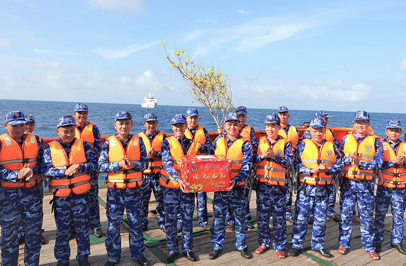 Cảnh sát biển Việt Nam thăm, động viên các tàu thực hiện nhiệm vụ chống khai thác IUU trên vùng biển Tây Nam