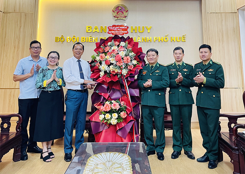Ban Tổ chức Thành ủy thăm, chúc mừng nhân Ngày truyền thống Bộ đội Biên phòng (3/3/1959 - 3/3/2026)