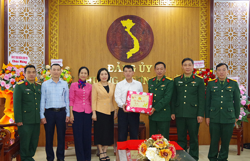 Đại tá Phan Thắng thăm, chúc tết các địa phương, đơn vị trên bàn thành phố