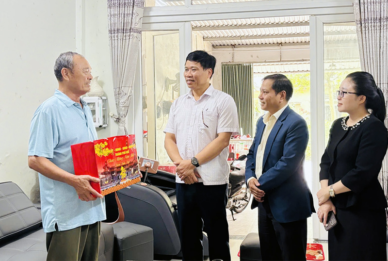 Trưởng Ban Tổ chức Thành ủy thăm và tặng quà nhân dịp Tết Nguyên đán Bính Ngọ năm 2026