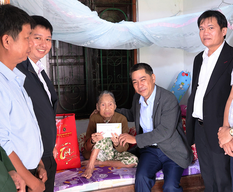 Lãnh đạo UBMTTQVN thành phố Huế thăm, chúc tết Bà mẹ VNAH và hộ nghèo tại phường Phong Phú