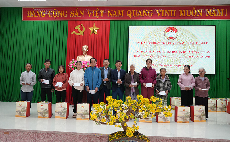 Mặt trận thành phố thăm, tặng quà các Mẹ Việt Nam anh hùng và tặng quà Tết cho người nghèo ở phường Phong Thái