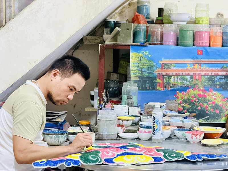 Giữ lửa pháp lam Huế