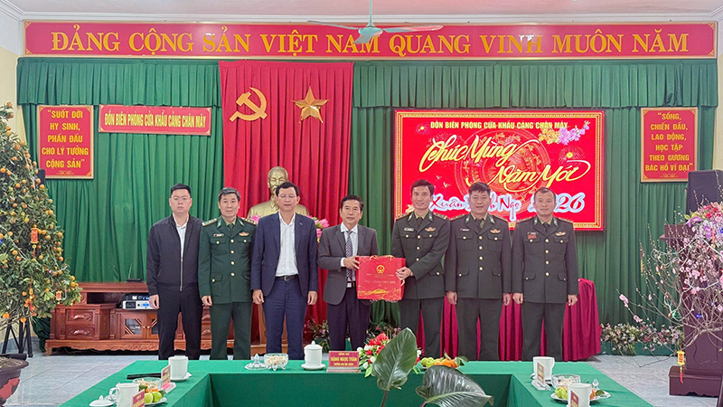 Trưởng Ban Nội chính Thành uỷ thăm và tặng quà các đơn vị trên địa bàn xã Chân Mây- Lăng Cô