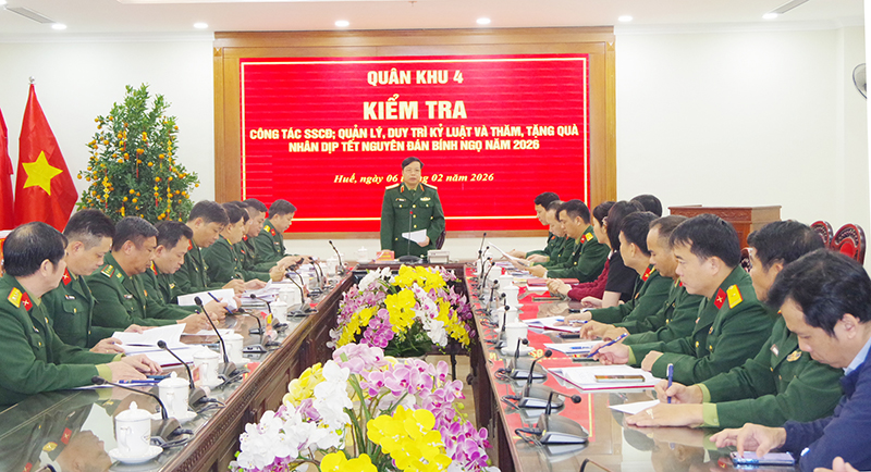 Bộ Tư lệnh Quân khu 4 kiểm tra sẵn sàng chiến đấu và thăm, chúc Tết các đơn vị trên thành phố Huế