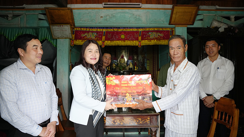 Đồng chí Hồ Thị Thu Hằng, Ủy viên Ban Thường vụ, Chủ nhiệm Ủy ban Kiểm tra Thành ủy thăm và tặng quà nhân dịp Tết Bính Ngọ 2026