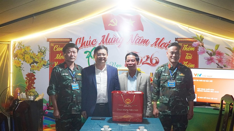 Phó Chủ tịch Thường trực UBND thành phố Huế Nguyễn Thanh Bình thăm, chúc Tết các đơn vị làm nhiệm vụ đêm giao thừa