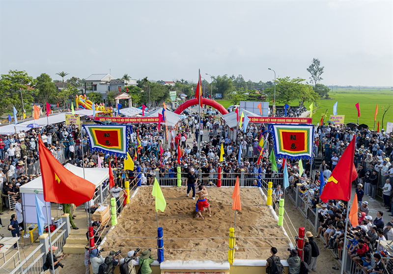 Hào hứng Hội vật làng Sình