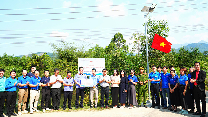 Khánh thành công trình “Ánh sáng niềm tin – rạng rỡ sắc cờ” tại xã Phú Lộc