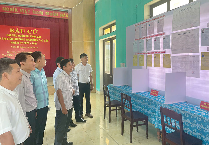 Trưởng Ban Nội chính Thành ủy Đặng Ngọc Trân kiểm tra công tác chuẩn bị bầu cử tại xã Vinh Lộc