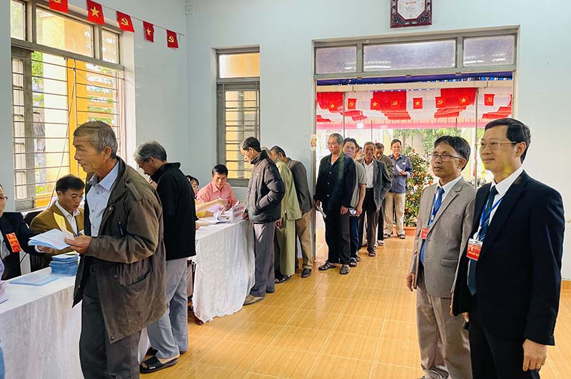 Cử tri Phú Bài háo hức đi bầu cử