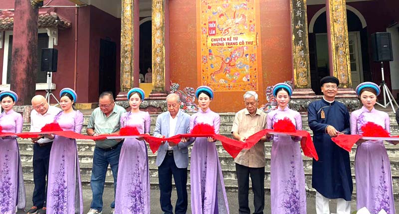 Khai mạc triển lãm “Chuyện kể từ những trang cổ thư”