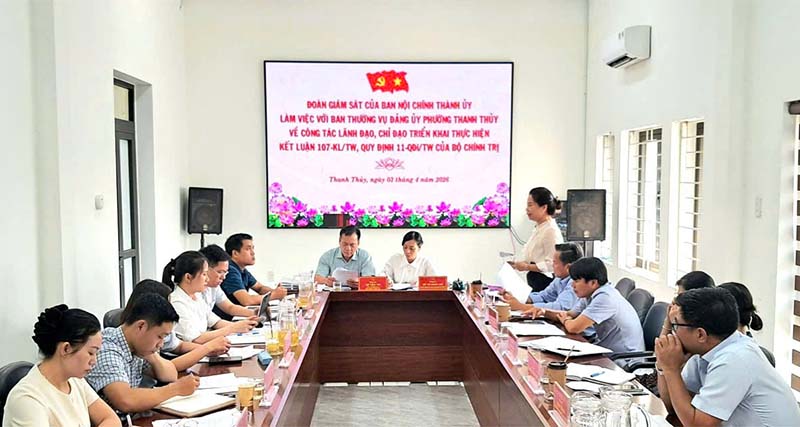 Đoàn giám sát Ban Nội chính Thành ủy làm việc với Ban Thường vụ Đảng ủy, đồng chí Bí thư và các đồng chí Phó Bí thư Đảng ủy phường Thanh Thủy