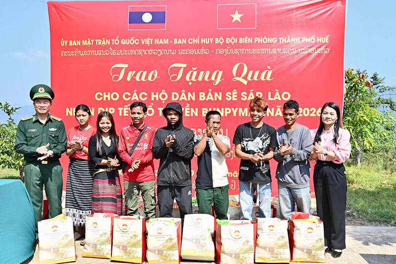 Trao tặng 300 suất quà cho nhân dân biên giới nước bạn Lào