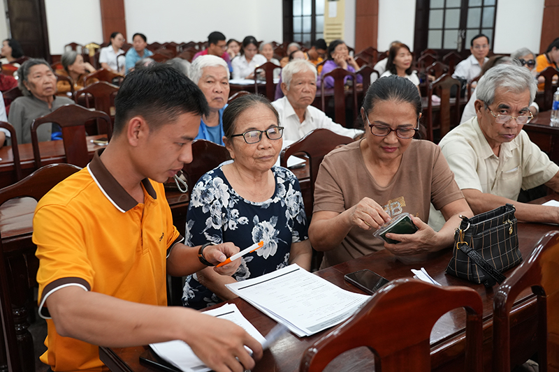 Hương Trà triển khai chi trả lương hưu và trợ cấp BHXH không dùng tiền mặt