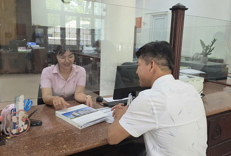 Ba khách hàng được giải ngân vốn mua nhà ở xã hội