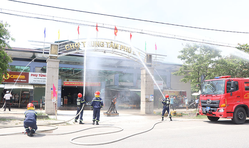 Xã Phú Vang: Ban quản lý chợ trung tâm Phú Đa tổ chức thực tập phương án phòng cháy, chữa cháy và cứu nạn, cứu hộ năm 2026