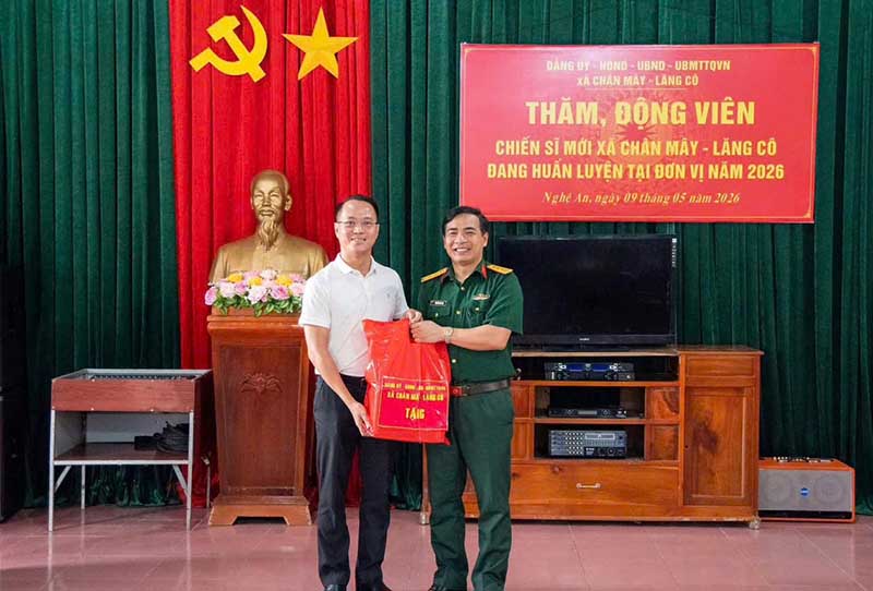 Xã Chân Mây - Lăng Cô: Lãnh đạo xã thăm, động viên chiến sĩ mới nhập ngũ năm 2026