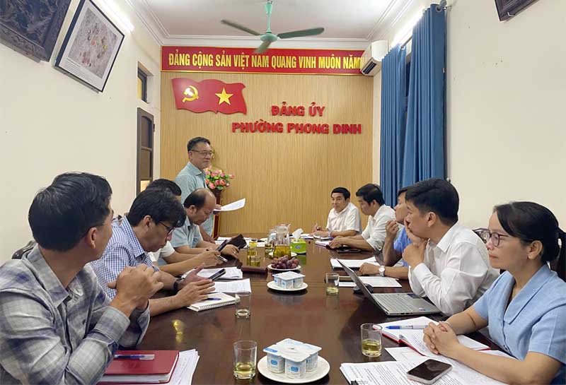 Đoàn kiểm tra Ban Thường vụ Thành ủy thẩm tra, xác minh tại các tổ chức đảng cơ sở tại các phường Phong Quảng, Phong Dinh và Phong Phú