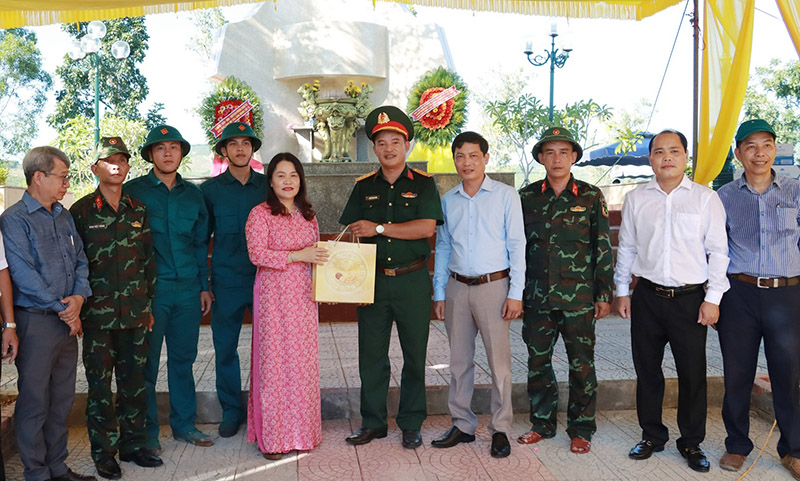 Chủ nhiệm UBKT Thành ủy động viên, tặng quà lực lượng lấy mẫu HCLS