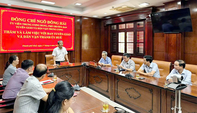  Đồng chí Ngô Đông Hải, Ủy viên Trung ương Đảng, Phó Trưởng Ban Tuyên giáo và Dân vận Trung ương làm việc với Ban Tuyên giáo và Dân vận Thành ủy Huế