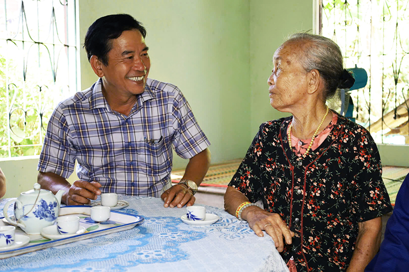 Đồng chí Đặng Ngọc Trân - Ủy viên Ban Thường vụ, Trưởng Ban Nội chính Thành ủy thăm các gia đình chính sách nhân kỷ niệm 79 năm Ngày Thương binh - Liệt sĩ