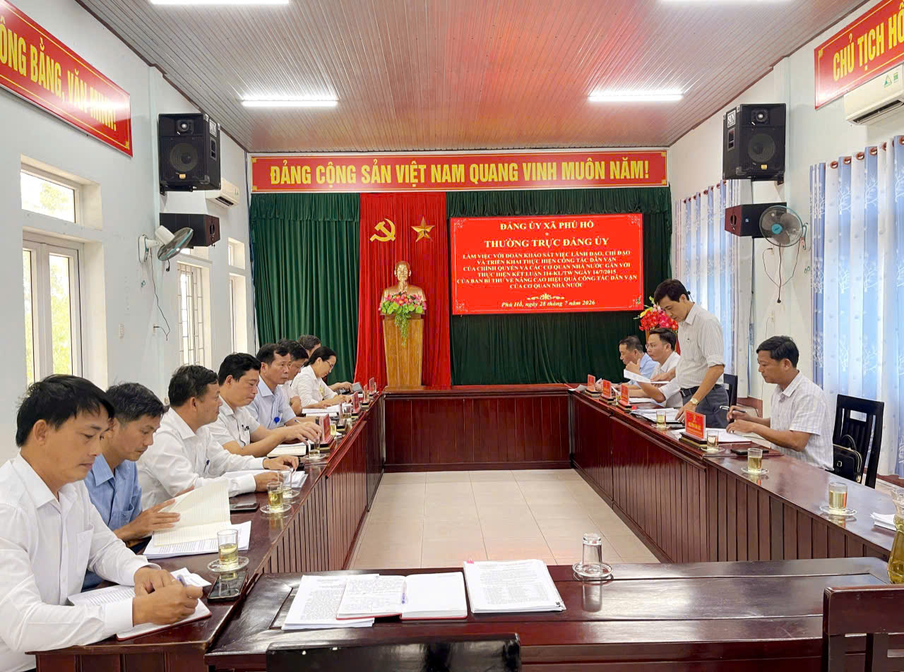 Đoàn khảo sát của Ban Tuyên giáo và Dân vận Thành ủy làm việc với Thường trực Đảng ủy xã Phú Hồ