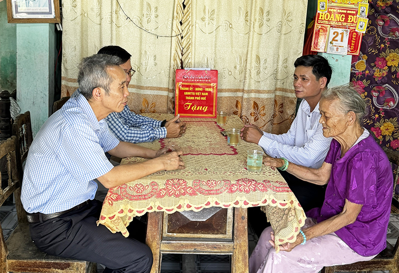 Trưởng Ban Tuyên Giáo và Dân vận Thành ủy Huế Hoàng Khánh Hùng thăm, tặng quà các gia đình chính sách