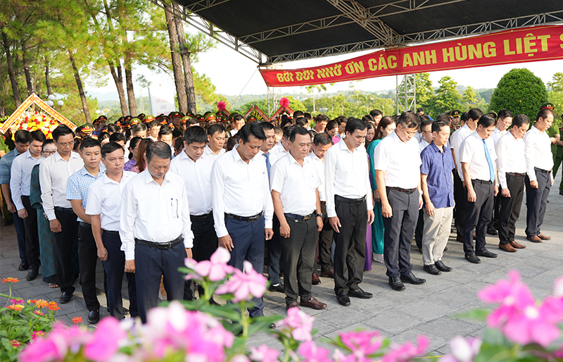 Khối Thi đua các cơ quan Đảng thành phố Huế dâng hương, dâng hoa tri ân các anh hùng liệt sĩ