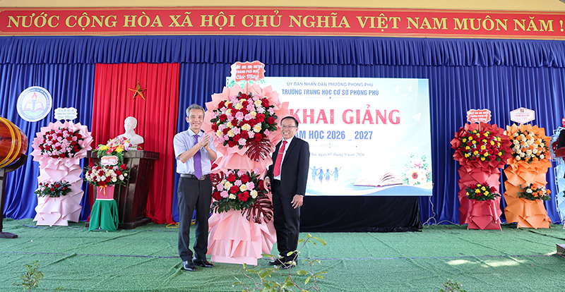Trưởng Ban Tuyên giáo Thành ủy Hoàng Khánh Hùng dự Lễ khai giảng năm học mới tại Trường THCS Phong Phú