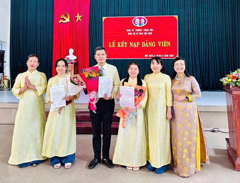 Nâng cao chất lượng phát triển đảng viên trong trường học và khối hành chính, sự nghiệp ở phường Thuận Hóa